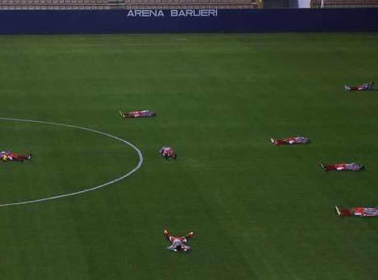 Jogadores do Operário se deitaram no gramado em apoio ao protesto do Barueri. (Foto: Marcos Bezerra/Futura Press)