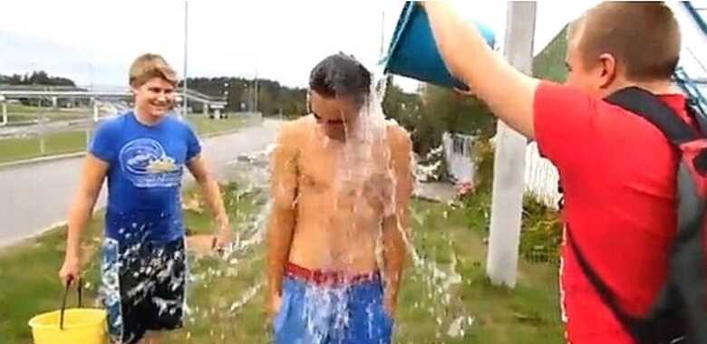 Jovem Dmitry Dayneko pode ser multado por desafiar presidente no balde de gelo. (Imagem: BBC Brasil)