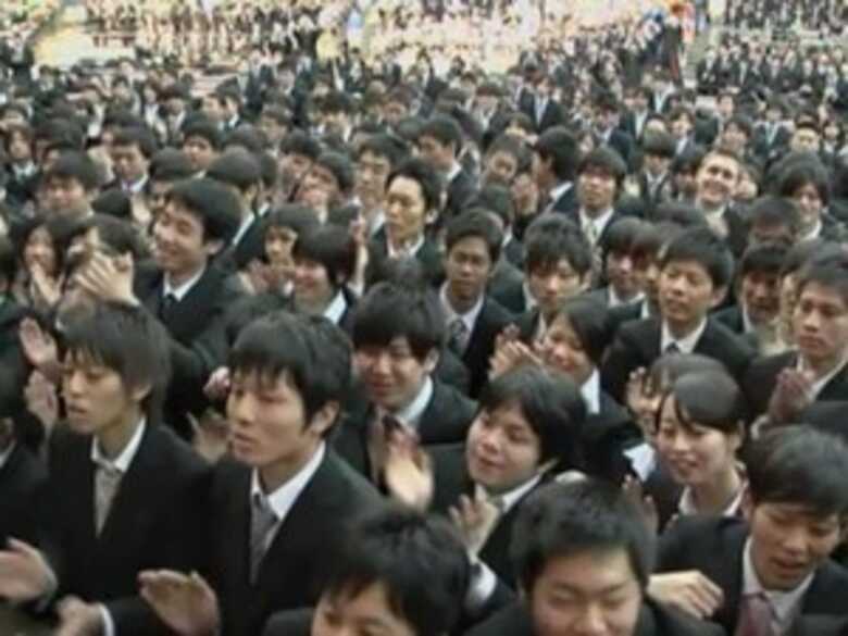 Jovens japoneses participam de cerim&ocirc;nia que marca 'ca&ccedil;a ao emprego' em T&oacute;quio. (Foto: reprodu&ccedil;&atilde;o/AP)