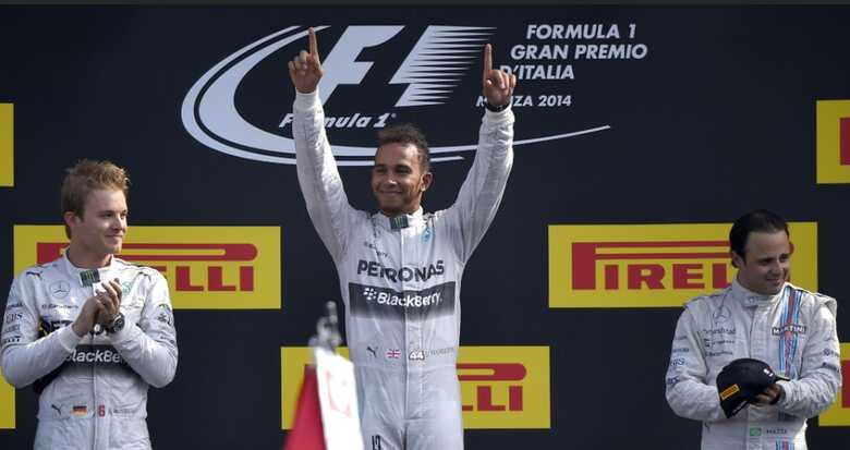 Lewis Hamilton comemora vitória no pódio do Grande Prêmio da Itália, ao lado de Nico Rosberg e Felipe Massa. (Foto: AFP Photo/Olivier Morin)