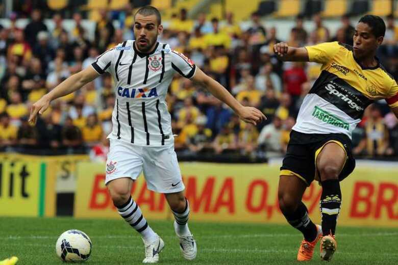 Bruno Henrique tenta escapar da marcação do Criciúma; partida entre o Corinthians e o time tricolor terminou com um morno 0 a 0 em Santa Catarina. (Foto: Cristiano Andujar/Getty Images)