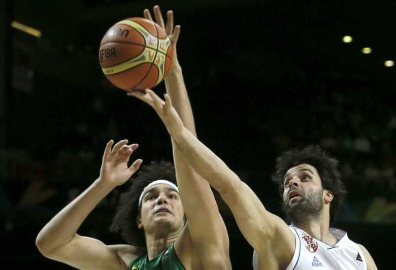 Varejão e Teodosic disputam a bola: armador sérvio desequilibrou a partida, com 23 pontos. (Foto: Efe)