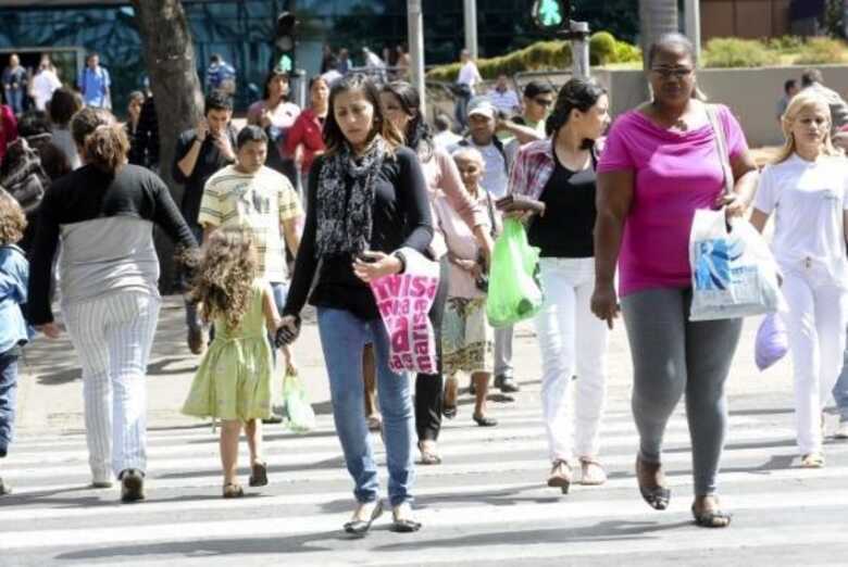 Estudo revela que os impostos custam proporcionalmente mais aos negros e às mulheres que aos brancos e aos homens. (Foto: arquivo/Agência Brasil)