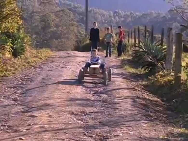 Brincadeira dos meninos do Vale do Itajaí virou hit na internet. (Imagem: reprodução/RBS TV)