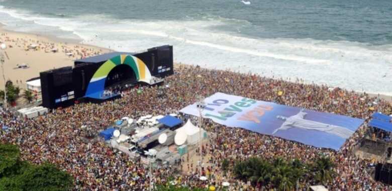 Há cinco anos: cariocas celebram escolha do Rio com sede dos Jogos de 2016. (Foto: Efe)