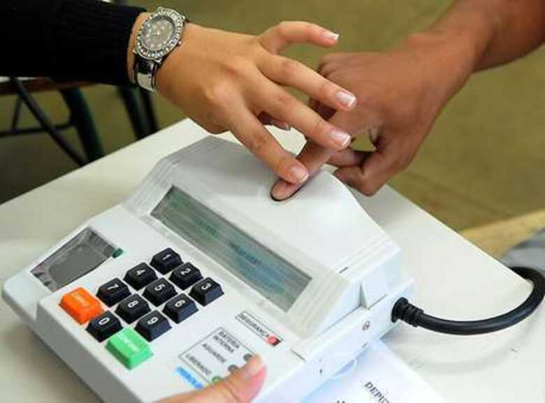 Urna biométrica será usada por 15% do eleitorado brasileiro. (Foto: Agência Brasil)