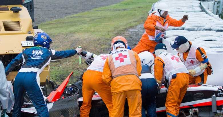 Franc&ecirc;s Jules Bianchi &eacute; atendido por m&eacute;dicos ap&oacute;s grave acidente no GP do Jap&atilde;o. (Foto: Efe/Epa/Hiroshi)