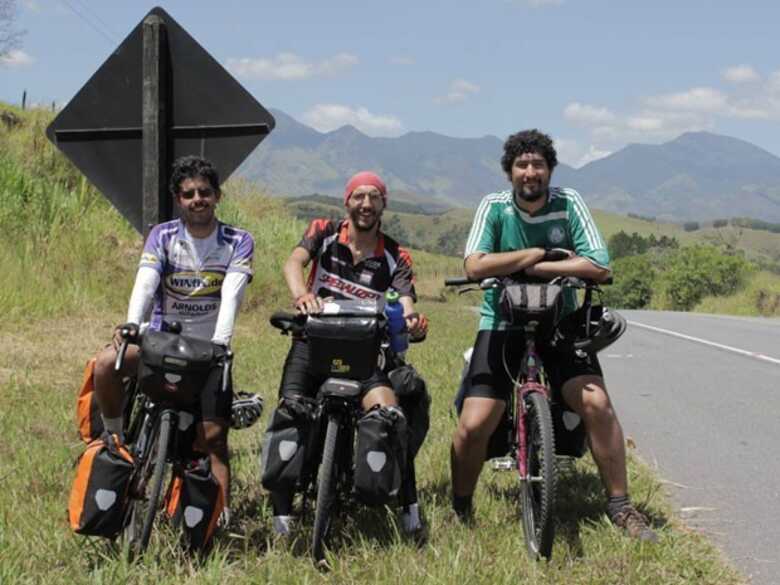 Filipe Falcone, Felipe Fontes e Marcelo Rachmuth durante a viagem de bicicleta pelo Brasil. (Foto: Arquivo pessoal/Sobre 6 Rodas)