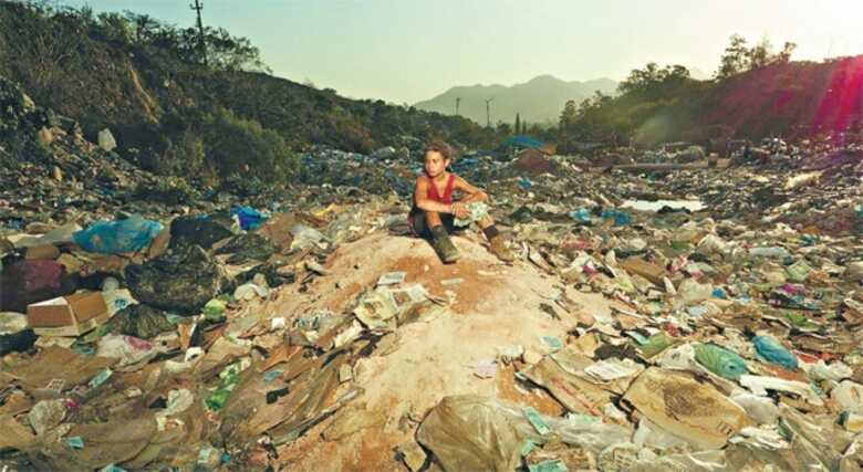 Rickson Tevez, que interpreta Rafael, garoto que trabalha num lixão no Rio, em cena do filme. (Foto: Daniel Behr/divulgação)