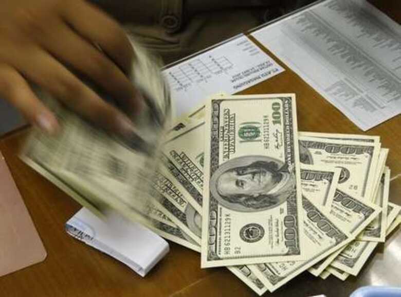 Moeda norte-americana avançou 1,07% ante o real, a R$ 2,42 na venda. (Foto: Beawiharta/Reuters)