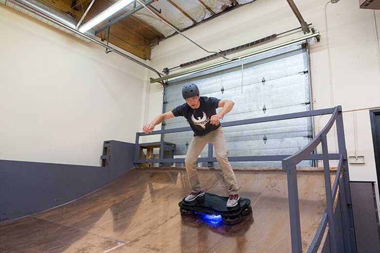 Garrett Foshay demonstra o Hendo Hoverboard no escritório de Greg e Jill Henderson, em Los Gatos. (Foto: Jason Henry - 21.out.14/The New York Times)