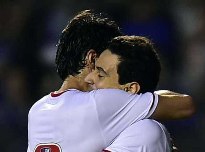 Ganso e Kaká comemoram gol do São Paulo. (Foto: Rodrigo Buendia/AFP)