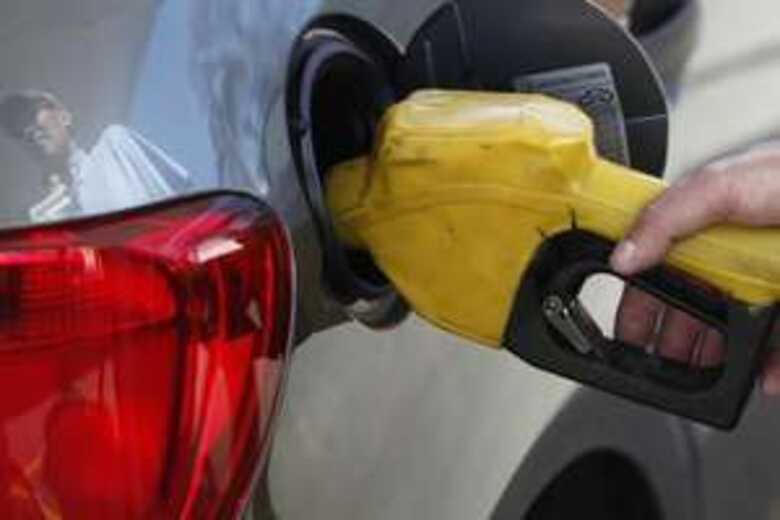 Carro &eacute; abastecido em posto de gasolina em S&atilde;o Paulo. (Foto: Paulo Whitaker/Reuters)