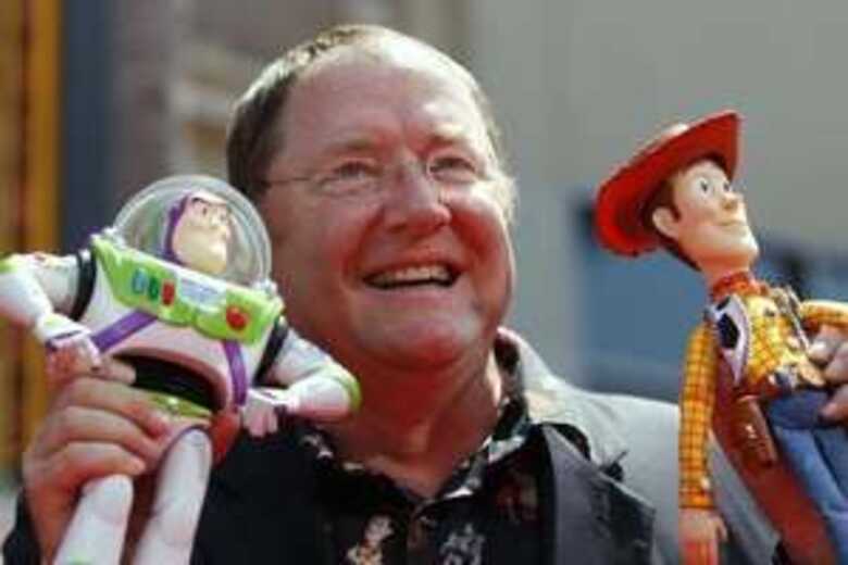 John Lasseter posa com personagens de 'Toy Story', nos Estados Unidos, em junho de 2010. (Foto: Danny Moloshok/Reuters)