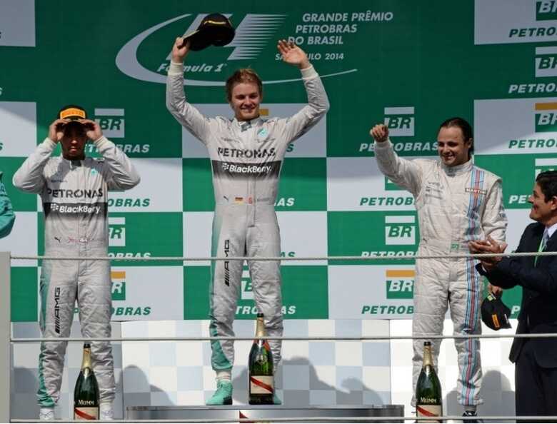 Rosberg (centro), Hamilton (esq.) e Massa no p&oacute;dio em Interlagos. (Foto: Nelson Almeida/AFP)