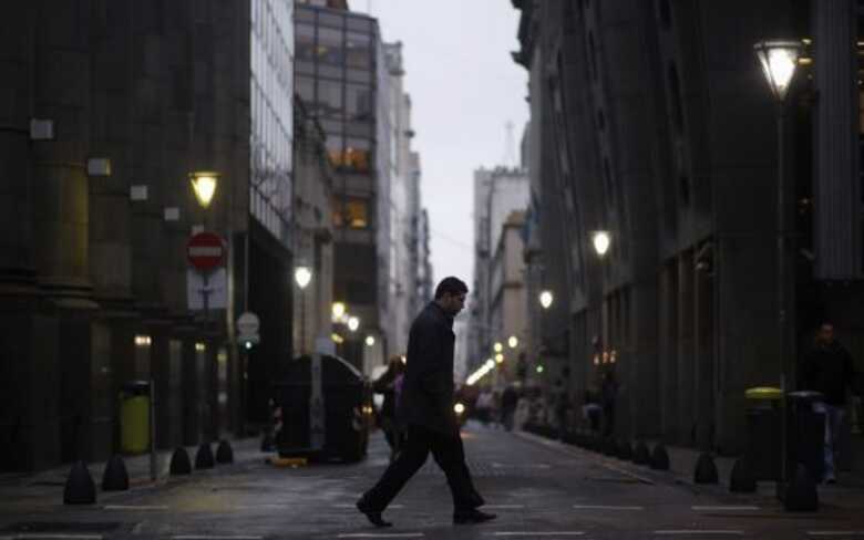 Um homem caminha pelo distrito financeiro em Buenos Aires. (Foto: M. Brindicci/Reuters)