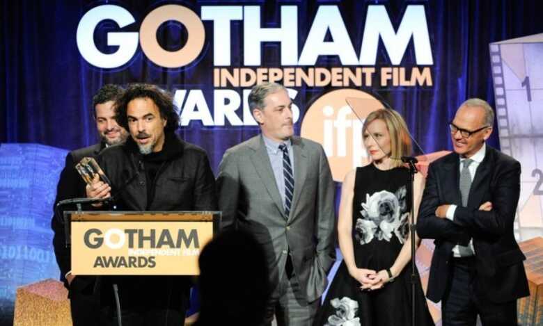 O diretor Alejandro Gonzalez I&ntilde;arritu com o trof&eacute;u de melhor filme. (Foto: Evan Agostini/AP)