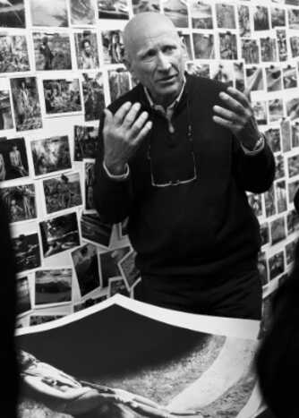 Sebastião Salgado em cena do documentário 'O Sal da Terra', de Wim Wenders e Juliano Ribeiro Salgado. (Imagem: divulgação)