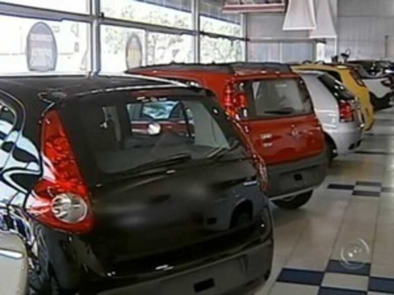Vendas de ve&iacute;culos, motos e pe&ccedil;as subiram 4,3% ante setembro. (Foto: reprodu&ccedil;&atilde;o/TV Tem)