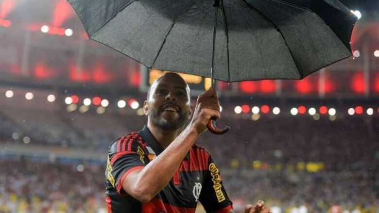 O atacante rubro-negro Alecsandro comemora com guarda-chuva após balançar as redes. (Foto: Gazeta Press)