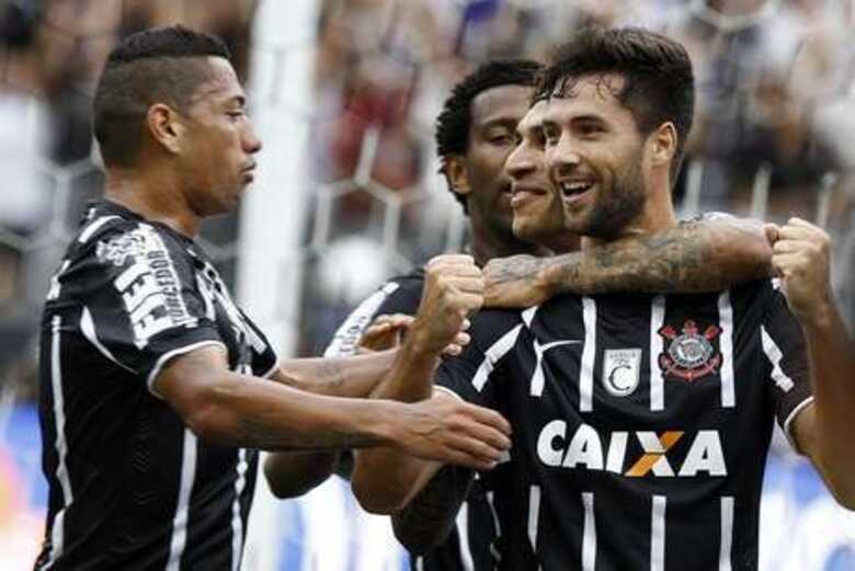 Felipe, de cabeça, foi o único atleta que conseguiu superar Vladimir em Itaquera. (Foto: Bruno Miani/Inovafoto/Gazeta Press)