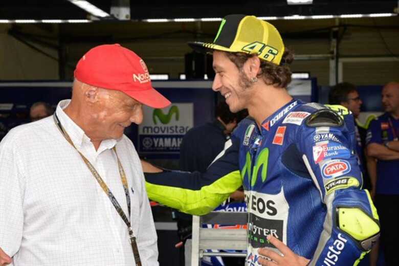 Niki Lauda aproveitou para conversar com Valentino Rossi. (Foto: MotoGP/Twitter)
