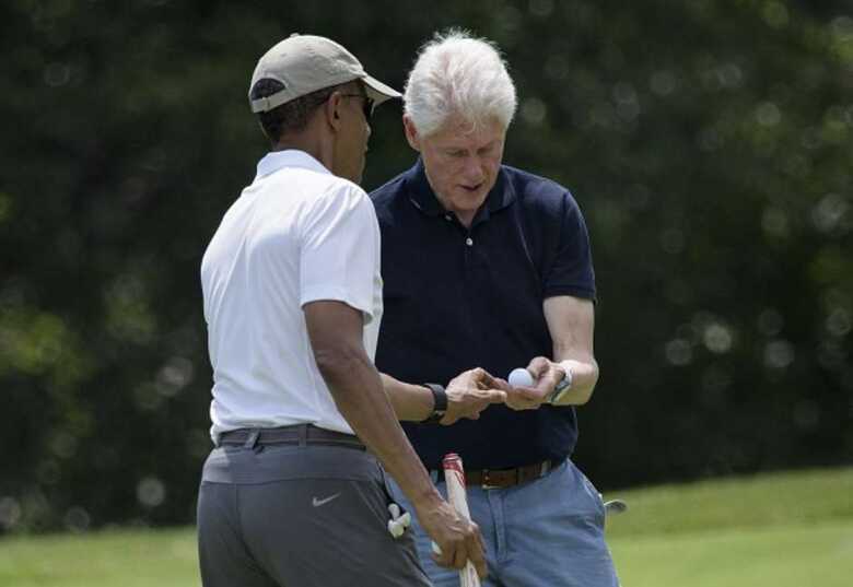 O presidente dos EUA, Obama e o ex-presidente, Clinton, jogam golfe. (Imagem: Brendan Smialowski/Getty Images)