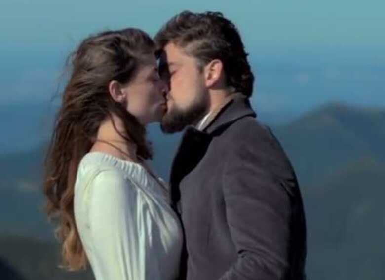 L&iacute;via (Aline Moraes) e Felipe (Rafael Cardoso) morrem juntos (Imagem: reprodu&ccedil;&atilde;o)