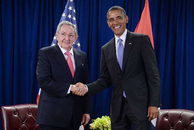 Castro e Obama posaram brevemente perante os fotógrafos antes da reunião (Imagem: reprodução)
