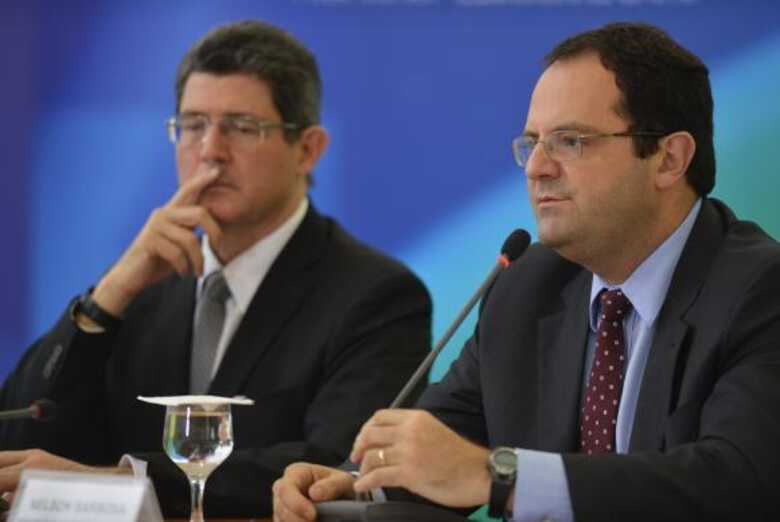Os ministros Nelson Barbosa e Joaquim Levy estiveram hoje na Comissão Mista de Orçamento para detalhar as medidas do governo / Foto Valter campanato - Agência Brasil