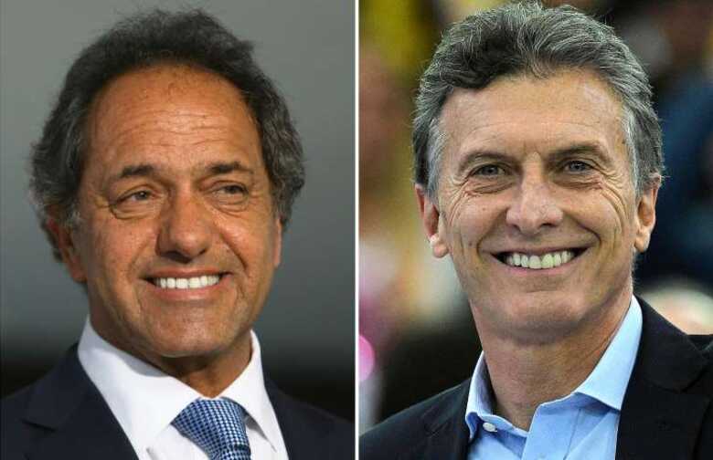 Mauricio Macri (dir.) surpreendeu na eleição presidencial de domingo na Argentina ao obter um empate virtual com o favorito Daniel Scioli, candidato apoiado pela presidente Cristina Kirchner (Imagem: 