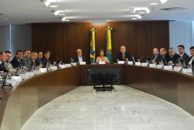 A presidenta Dilma Rousseff se reúne com dirigentes da Confederação Nacional de Municípios (CNM) no Palácio do Planalto (Imagem: Elza Fiúza/Agência Brasil)