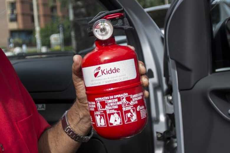 Conatran tornou facultativo o porte de extintores em carro de passeio (Imagem: reprodução)