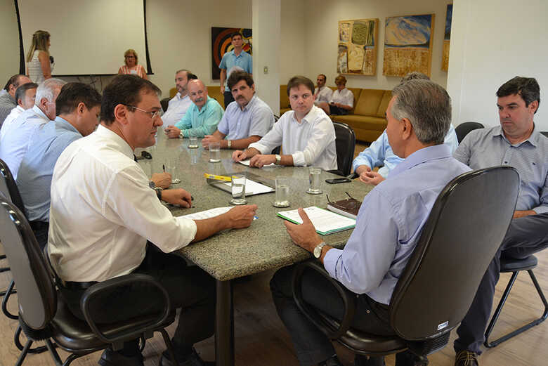 O governador Reinaldo Azambuja se reuniu com representantes do setor produtivo (Imagem: divulgação)