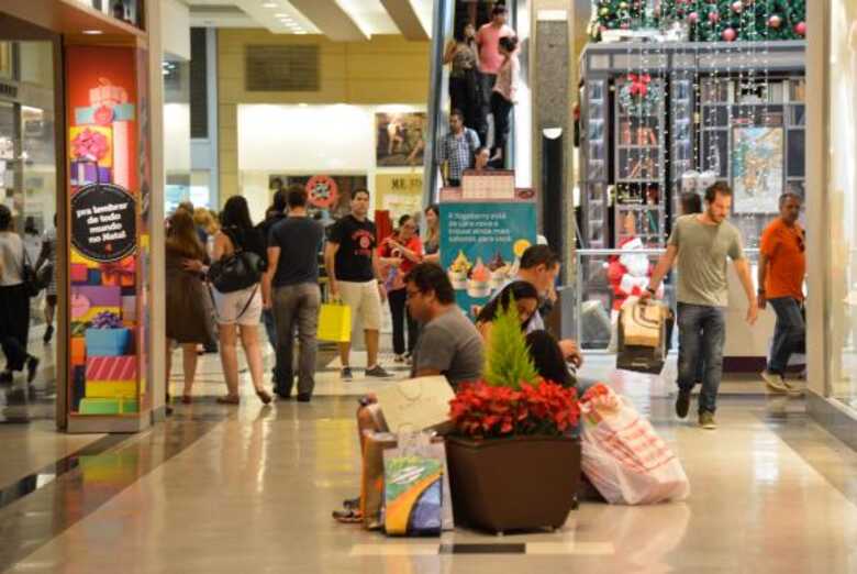 Shopping  centers  estão  entre  os  estabelecimentos  que  mais  contratam  no fim  de  ano (Imagem: reprodução)