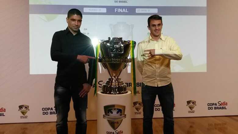 Renato, do Santos, e Lucas, do Palmeiras, participam do sorteio e posam com a ta&ccedil;a (Imagem: reprodu&ccedil;&atilde;o)