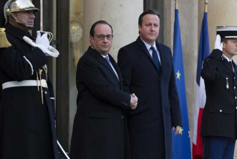 O presidente franc&ecirc;s, Fran&ccedil;ois Hollande, e o primeiro-ministro brit&acirc;nico, David Cameron (Imagem: reprodu&ccedil;&atilde;o)