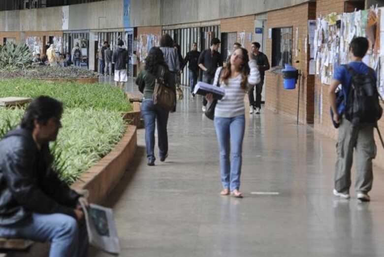 Os dados do IBGE indicam que apesar da tendência de democratização no ensino superior, estudantes brancos e da parcela mais rica da população ainda são maioria nas universidades (Imagem: reprodução)
