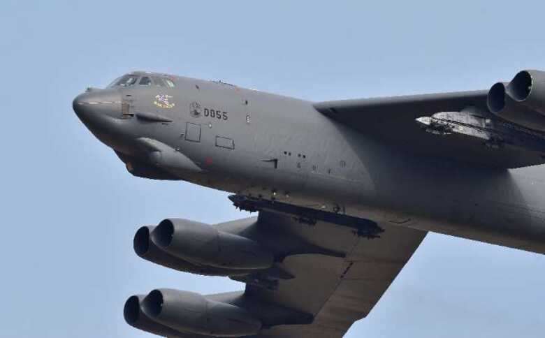 Um avião militar americano B52 Stratofortress sobrevoa a base aérea de Osan, em Pyeongtaek, no dia 10 de janeiro de 2016 (Imagem: reprodução)