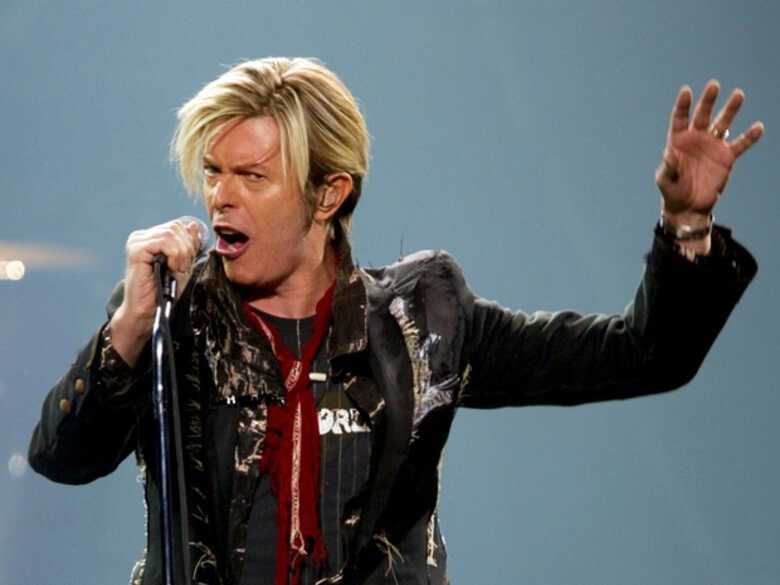 David Bowie em show em 13 de dezembro de 2003 em Montreal (Imagem: reprodução)