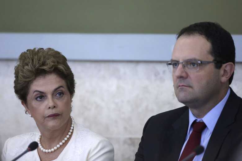 Dilma Rousseff e o ministro da Fazenda, Nelson Barbosa, durante o "Conselhão" (Imagem: reprodução)