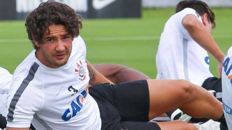 Pato trabalhou no gramado do Joaquim Grava no retorno ao Corinthians (Imagem: reprodução)
