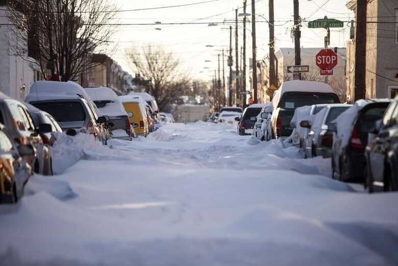 Uma tempestade com ventos fortes e queda recorde de neve paralisou dez estados da costa leste dos Estados Unidos (Imagem: reprodução)