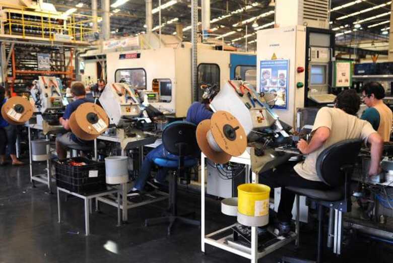 Com a retração de dezembro do ano passado, a indústria encontra-se atualmente 19,5% abaixo do nível recorde alcançado pelo setor em junho de 2013 (Imagem: reprodução)