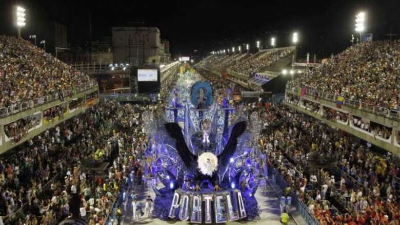 Para contar o enredo No voo da águia, uma viagem sem fim, o carnavalesco Paulo Barros modernizou a escola (Imagem: reprodução)