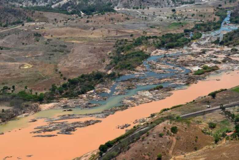 Imagem aérea mostra a lama no Rio Doce, na cidade de Resplendor (Imagem: reprodução)