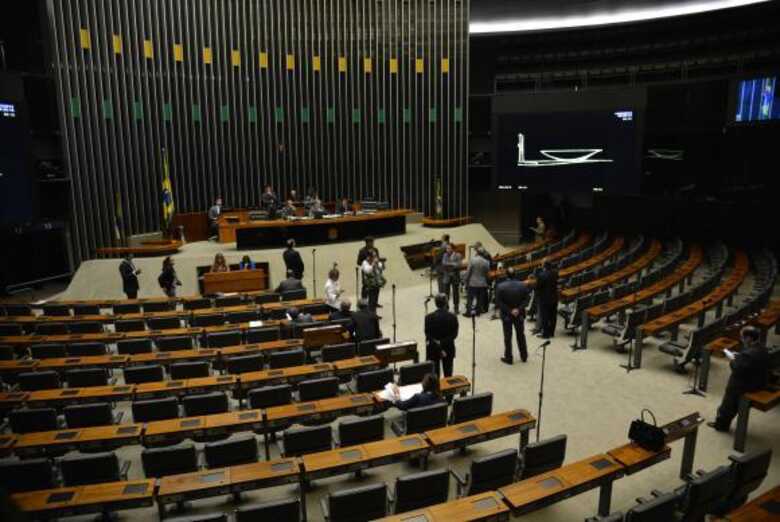 O deputado Izalci Lucas preside a primeira sessão plenária da Câmara que analisará o pedido de impeachment da presidenta Dilma Rousseff