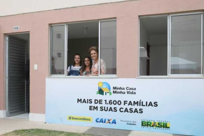 Dilma entrega moradias em Feira de Santana (BA), e em mais quatro estados por meio de transmissão simultânea