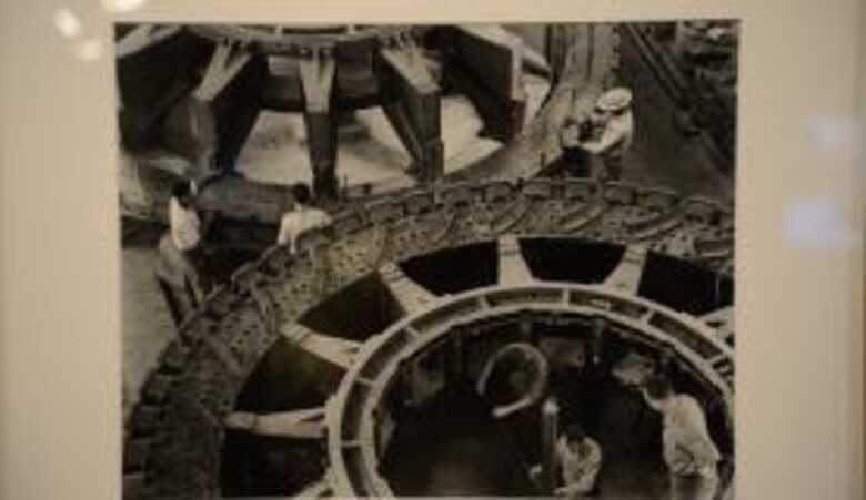 Cenas do desenvolvimento industrial, fotografadas por Hans Gunter Flieg, estão na exposição