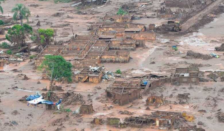Imagem mostra destruição momentos após o vazamento da barragem da mineradora Samarco, em Mariana